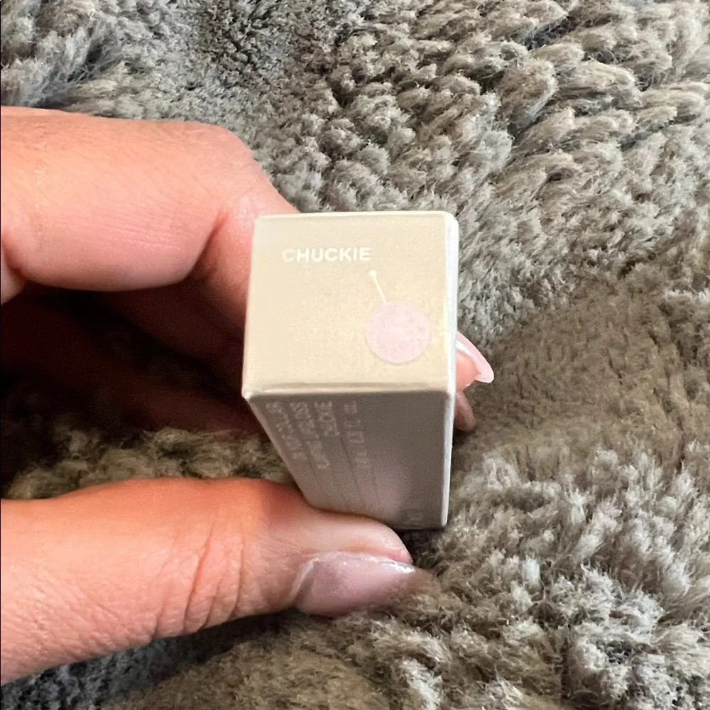 R.E.M. BEAUTY On Your Collar Plumping Lipgloss - Chuckie